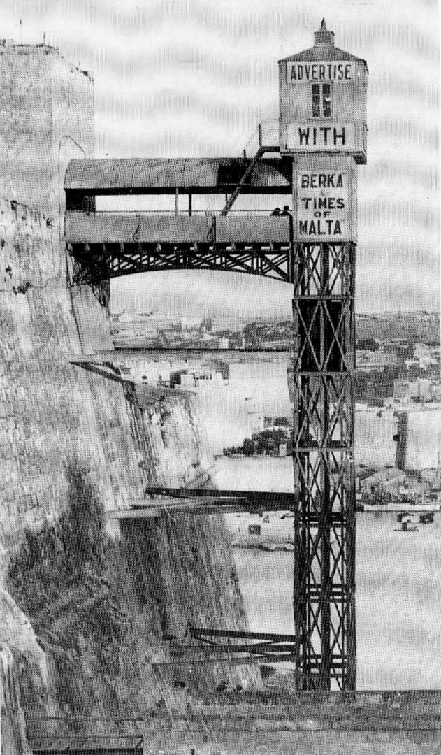 Historic photo of the previous lift. Postcard from private collection.